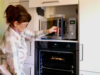 Kundin zeigt die Küchengeräte