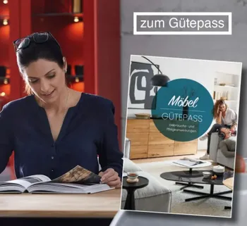 Frau, die in einem Katalog blättert, daneben der Titel des Möbel Gütepasses.