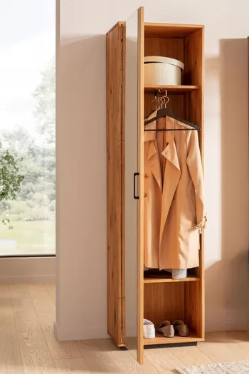 Hoher Garderobenschrank aus Massivholz mit geöffneter Spiegeltür.