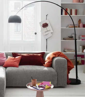 raumfreunde-sofa-laja-mit-stehlampe.jpg