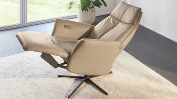 Schönes Zimmer mit einem multifunktionalen Relaxsessel. 