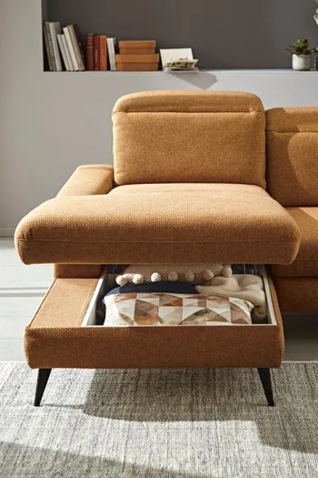 Longchair eines orangen Sofas, das unterhalb des Longchairs Stauraum bietet.