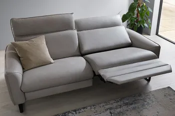 2-Sitzer Sofa in hellgrauem Leder mit ausgefahrener Relaxfunktion.