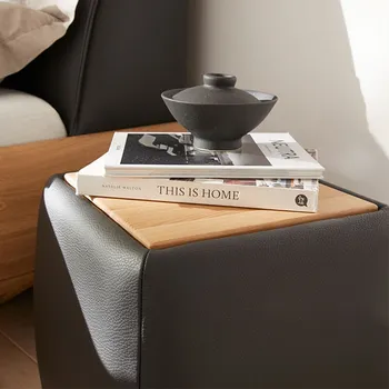 Nachttisch bezogen mit schwarzem Leder und Ablagefläche aus Holz, dekoriert mit Büchern.