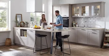 Paar trinkt Kaffee in der Landhausküche