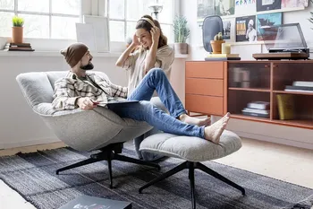 raumfreunde-unn-sessel-mit-paar.webp