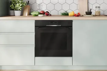 In der Küchenzeile eingebauter moderner Backofen von Bosch.