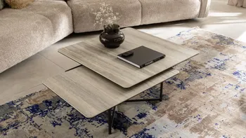 Eckiger Designer Couchtisch aus Keramik mit zwei Tischplatten, die übereinander sind und drehbar sind.