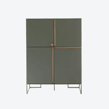 Salbeigrünes modernes Highboard mit Metallfußgestell vor weißem Hintergrund.