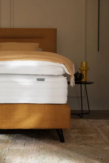 contur-boxspringbett-navelli-gelb-vor-bett.jpg