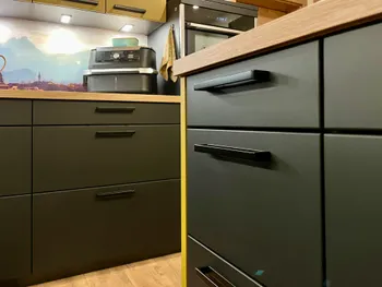 Detailansicht der onyxschwarzen Unterschränke