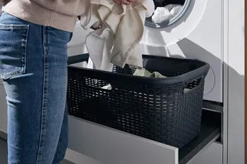 Ein Wäschekorb auf einer Ausziehbaren Abstellfläche