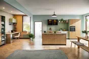 Geräumige Inselküche mit Holzfronten und grünen Lack-Akzenten in offenem Wohnbereich.