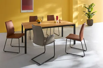 Skandi Esstisch mit Massivholz Tischplatte und schwarzem Tischgestell. 