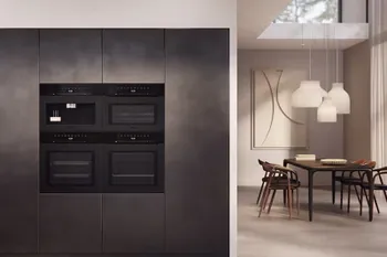 Miele Ofen und Einbaukaffemaschine in dunkler Küchenzeile