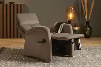 Hellbrauner Sessel, der sich in Relaxposition befindet.