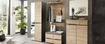 Garderobenset bestehend aus fünf Elementen. Einem hohen Schrank mit Spiegel, einem Schuhschrank, einer Garderobenstange mit Regal, einem halbhohen Schrank und einem Spiegel. Die Fronten sind aus Holz und grifflos. Akzente in Schwarz.