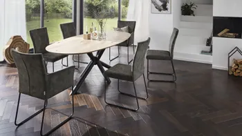 Modernes Esszimmer mit Holz Esstisch und Stühlen mit und ohne Armlehne in grauem Leder und schwarzem Metallgestell.