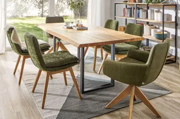 Moderner Massivholz Esstisch mit schwarzen Kufen, um den mehrere grüne Schalenstühle mit Holzgestell stehen.