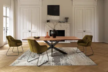 Großer Designer Massivholz Esstisch mit schwarzem Metallgestell und drei grüne Stühle darum.