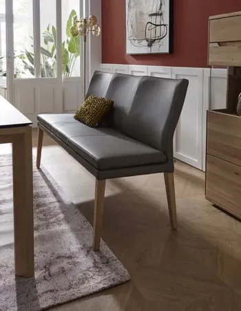 Graue Leder Sitzbank mit Holzgestell.