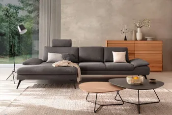Zwei Designer Beistelltische mit schwarzem Metallgestell, der eine hat eine Holz Tischplatte der andere eine graue Tischplatte.