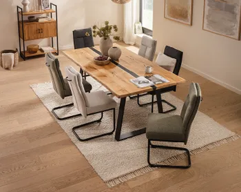 Hoelzerner Esstisch mit stylischen Esszimmerstuehlen.