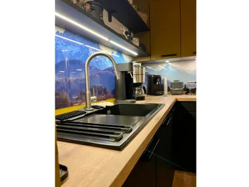 Detailansicht der Waschbecken-Armatur einer modernen Küche