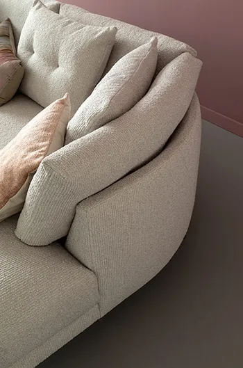 Ein Highlight aus jeder Perspektive: RAUM.FREUNDE-Sofa ANESA