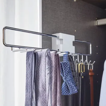 Ausziehbare Kleiderstange für Krawatten in einem Kleiderschrank.