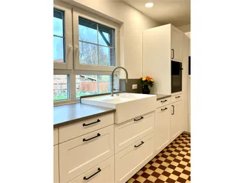 Front mit Spüle einer Einbauküche