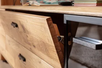 Eine geöffnete Tür einer Wohnwand aus Holz