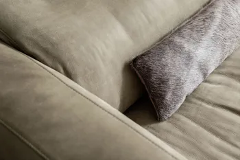 Klappbare Rückenlehne eines taupefarbenen Sofas. 