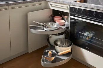 Eckschrank mit Rondell ist sehr platzsparend und praktisch