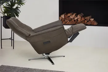 Braungrauer Relaxsessel in Herz-Waage-Position.