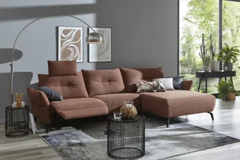 Rostrotes Ecksofa mit breitem Longchair rechts und links ausgefahrener Relaxfunktion.