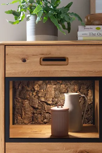 Ein Highboard mit Glaseinsatz und Beleuchtung