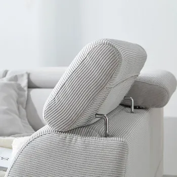 Kopfstütze eines Ecksofas in weißem Cord aus der Nähe.