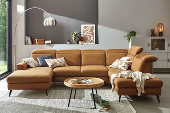 Orangene Wohnlandschaft mit Longchair links und rechts und klappbaren Kopfstützen in einem hellen Raum.