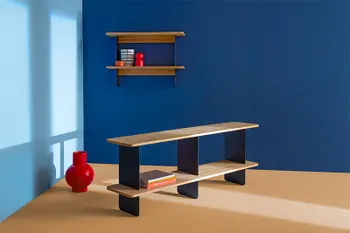 Sideboard und Regal OLAI von RAUM.FREUNDE aus Metall und massiver Eiche