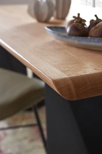 Tischkante eines Design Esstisches mit abgerundeter Kante.