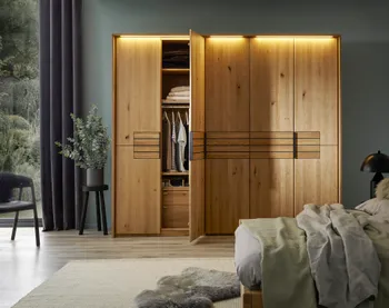 scottsdale-kleiderschrank-drehtueren-massivholz-beleuchtet.jpg