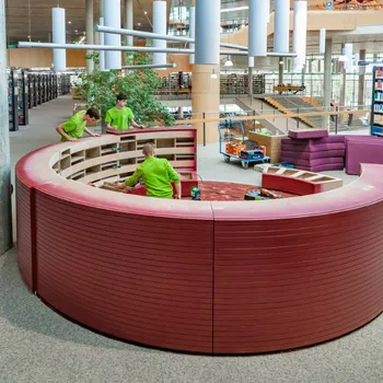 Runde, gepolsterte Sitzbank im Aufbau, rot