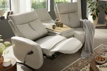Beiges Ledersofa mit Relaxfunktion.