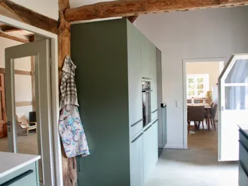 Seitliche Ansicht einer modernen Familienküche