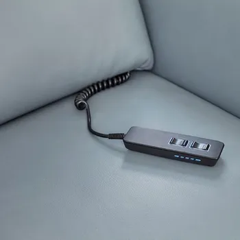 Fernbedienung zur Steuerung von Relaxfunktionen eines Sofas, das auf einem blauen Sofa liegt.