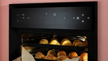 BORA X BO mit großem Touchdisplay, frische Croissants, in schwarzem Design