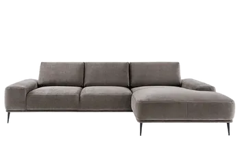 Ecksofa mit Stoff bezogen in der Farbe mocca mouse mit filigranen schwarzen Beinen.