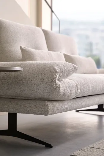 Detailbild von Armlehne eines modernen, beigen Sofas.