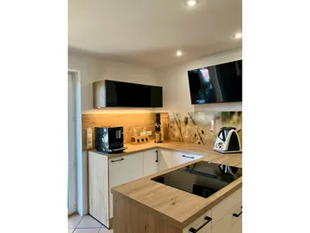 Gesamtansicht einer T-förmigen Küche in Holzoptik